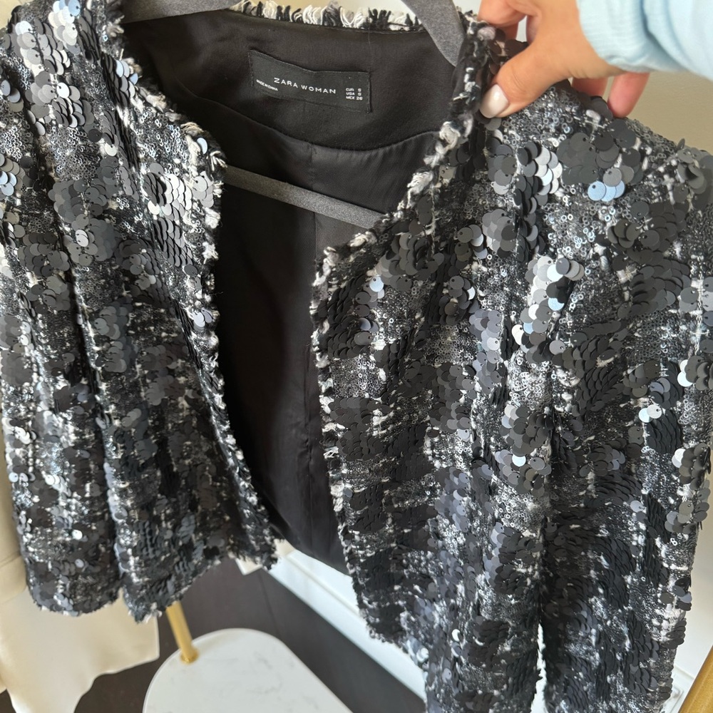 This is a brand new Zara blazer, size s,